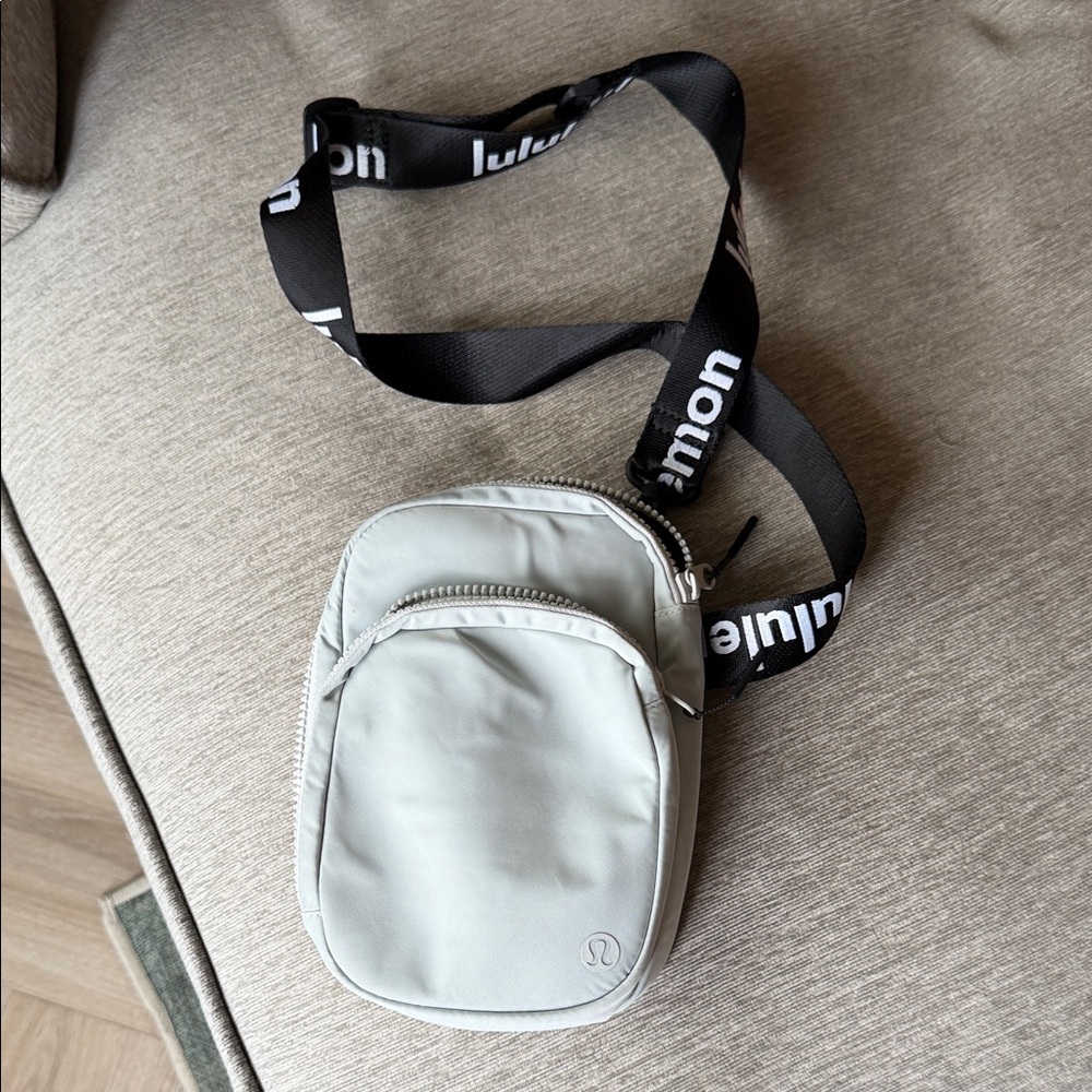 Lululemon crossbody front bag